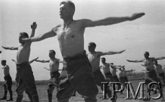 Kwiecień 1942, Jangi-Jul, Uzbekistan, ZSRR.
Gimnastyka poranna żołnierzy Szwadronu Przybocznego gen. Władysława Andersa.
Fot. inż. Ostrowski, Instytut Polski im. Gen. Sikorskiego w Londynie [album negatywowy A-I ROSJA] - płachta 28