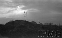 Kwiecień 1942, Jangi-Jul, Uzbekistan, ZSRR.
Trzy krzyże stojące na wzgórzu, na środkowym insygnia Męki Pańskiej.
Fot. inż. Ostrowski, Instytut Polski im. Gen. Sikorskiego w Londynie [album negatywowy A-I ROSJA] - płachta 28