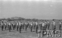 Kwiecień 1942, Jangi-Jul, Uzbekistan, ZSRR.
Gimnastyka poranna żołnierzy Szwadronu Przybocznego gen. Władysława Andersa.
Fot. inż. Ostrowski, Instytut Polski im. Gen. Sikorskiego w Londynie [album negatywowy A-I ROSJA] - płachta 28
