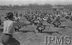 Kwiecień 1942, Jangi-Jul, Uzbekistan, ZSRR.
Gimnastyka poranna żołnierzy Szwadronu Przybocznego gen. Władysława Andersa.
Fot. inż. Ostrowski, Instytut Polski im. Gen. Sikorskiego w Londynie [album negatywowy A-I ROSJA] - płachta 28
