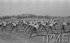 Kwiecień 1942, Jangi-Jul, Uzbekistan, ZSRR.
Gimnastyka poranna żołnierzy Szwadronu Przybocznego gen. Władysława Andersa.
Fot. inż. Ostrowski, Instytut Polski im. Gen. Sikorskiego w Londynie [album negatywowy A-I ROSJA] - płachta 28
