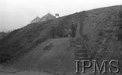 Kwiecień 1942, Jangi-Jul, Uzbekistan, ZSRR.
Straż żołnierzy przy Grobie Chrystusa.
Fot. inż. Ostrowski, Instytut Polski im. Gen. Sikorskiego w Londynie [album negatywowy A-I ROSJA] - płachta 28
