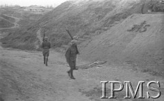 Kwiecień 1942, Jangi-Jul, Uzbekistan, ZSRR.
Straż żołnierzy przy Grobie Chrystusa, zmiana warty.
Fot. inż. Ostrowski, Instytut Polski im. Gen. Sikorskiego w Londynie [album negatywowy A-I ROSJA] - płachta 28
