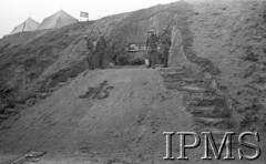 Kwiecień 1942, Jangi-Jul, Uzbekistan, ZSRR.
Straż żołnierzy przy Grobie Chrystusa, zmiana warty.
Fot. inż. Ostrowski, Instytut Polski im. Gen. Sikorskiego w Londynie [album negatywowy A-I ROSJA] - płachta 28
