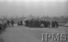 Kwiecień 1942, Jangi-Jul, Uzbekistan, ZSRR.
Ludność cywilna zebrana obok namiotu kaplicy.
Fot. inż. Ostrowski, Instytut Polski im. Gen. Sikorskiego w Londynie [album negatywowy A-I ROSJA] - płachta 28