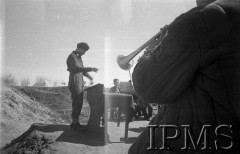 Kwiecień 1942, Jangi-Jul, Uzbekistan, ZSRR.
Próba orkiestry - dyryguje kapelmistrz Philipp.
Fot. Stanisław Lipiński, Instytut Polski im. Gen. Sikorskiego w Londynie [album negatywowy A-I ROSJA] - płachta 30