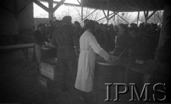 Kwiecień 1942, Jangi-Jul, Uzbekistan, ZSRR.
Kuchnia - żołnierze kolejno podchodzący po jedzenie.
Fot. Stanisław Lipiński, Instytut Polski im. Gen. Sikorskiego w Londynie [album negatywowy A-I ROSJA] - płachta 30