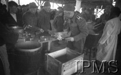 Kwiecień 1942, Jangi-Jul, Uzbekistan, ZSRR.
Kuchnia - żołnierze kolejno podchodzący po jedzenie.
Fot. Stanisław Lipiński, Instytut Polski im. Gen. Sikorskiego w Londynie [album negatywowy A-I ROSJA] - płachta 30
