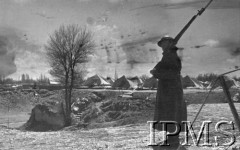 Kwiecień 1942, Jangi-Jul, Uzbekistan, ZSRR.
Żołnierz na posterunku - w głębi namioty Szwadronu Przybocznego gen. Władysława Andersa.
Fot. Stanisław Lipiński, Instytut Polski im. Gen. Sikorskiego w Londynie [album negatywowy A-I ROSJA] - płachta 30