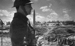 Kwiecień 1942, Jangi-Jul, Uzbekistan, ZSRR.
Żołnierz na posterunku - w głębi namioty Szwadronu Przybocznego gen. Władysława Andersa.
Fot. Stanisław Lipiński, Instytut Polski im. Gen. Sikorskiego w Londynie [album negatywowy A-I ROSJA] - płachta 30

