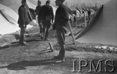 Kwiecień 1942, Jangi-Jul, Uzbekistan, ZSRR.
Żołnierze stojący między namiotami.
Fot. Stanisław Lipiński, Instytut Polski im. Gen. Sikorskiego w Londynie [album negatywowy A-I ROSJA] - płachta 30