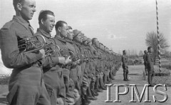 Kwiecień 1942, Jangi-Jul, Uzbekistan, ZSRR.
Żołnierze Szwadronu Przybocznego gen. Władysława Andersa w czasie modlitwy na placu zbiórek.
Fot. inż. Ostrowski, Instytut Polski im. Gen. Sikorskiego w Londynie [album negatywowy A-I ROSJA] - płachta 31
