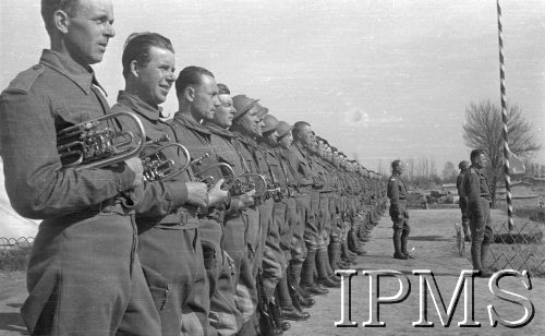 Kwiecień 1942, Jangi-Jul, Uzbekistan, ZSRR.
Żołnierze Szwadronu Przybocznego gen. Władysława Andersa w czasie modlitwy na placu zbiórek.
Fot. inż. Ostrowski, Instytut Polski im. Gen. Sikorskiego w Londynie [album negatywowy A-I ROSJA] - płachta 31
