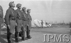 Kwiecień 1942, Jangi-Jul, Uzbekistan, ZSRR.
Kilku żołnierzy w szeregu stoi na baczność.
Fot. inż. Ostrowski, Instytut Polski im. Gen. Sikorskiego w Londynie [album negatywowy A-I ROSJA] - płachta 31