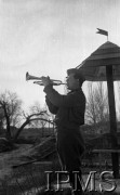 Kwiecień 1942, Jangi-Jul, Uzbekistan, ZSRR.
Żołnierz grający na trąbce obok tzw. 