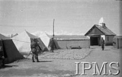 Kwiecień-maj 1942, Dżałał-Abad, Kirgistan, ZSRR.
Żołnierze obok namiotów, w tle ośnieżone góry.
Fot. inż. Ostrowski, Instytut Polski im. Gen. Sikorskiego w Londynie [album negatywowy A-I ROSJA] - płachta 32
