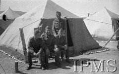 Kwiecień-maj 1942, Dżałał-Abad, Kirgistan, ZSRR.
Trzej żołnierze przed namiotem.
Fot. inż. Ostrowski, Instytut Polski im. Gen. Sikorskiego w Londynie [album negatywowy A-I ROSJA] - płachta 32
