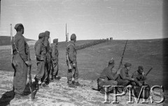 Kwiecień-maj 1942, Dżałał-Abad, Kirgistan, ZSRR.
5 Dywizja Piechoty, ćwiczenia - na pierwszym planie oddział żołnierzy, w tle maszerująca kompania. 
Fot. inż. Ostrowski, Instytut Polski im. Gen. Sikorskiego w Londynie [album negatywowy A-I ROSJA] - płachta 32