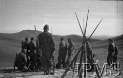 Kwiecień-maj 1942, Dżałał-Abad, Kirgistan, ZSRR.
Grupa żołnierzy - na prawo broń w kozłach.
Fot. inż. Ostrowski, Instytut Polski im. Gen. Sikorskiego w Londynie [album negatywowy A-I ROSJA] - płachta 32