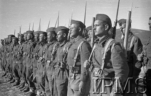 Kwiecień-maj 1942, Dżałał-Abad, Kirgistan, ZSRR.
Kompania w dwuszeregu.
Fot. inż. Ostrowski, Instytut Polski im. Gen. Sikorskiego w Londynie [album negatywowy A-I ROSJA] - płachta 32
