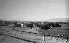 Kwiecień-maj 1942, Dżałał-Abad, Kirgistan, ZSRR.
Namioty na stepie, w tle ośnieżone szczyty gór Pamiru.
Fot. inż. Ostrowski, Instytut Polski im. Gen. Sikorskiego w Londynie [album negatywowy A-I ROSJA] - płachta 32

