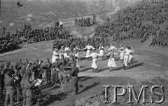 Kwiecień-maj 1942, Dżałał-Abad, Kirgistan, ZSRR.
Scena w plenerze, na niej tańczące pary artystów, na lewo orkiestra, na zboczach wzgórz siedzą żołnierze oglądający występy.
Fot. inż. Ostrowski, Instytut Polski im. Gen. Sikorskiego w Londynie [album negatywowy A-I ROSJA] - płachta 33
