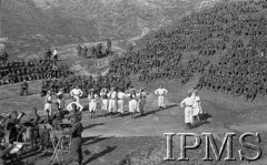 Kwiecień-maj 1942, Dżałał-Abad, Kirgistan, ZSRR.
Scena w plenerze, na niej tańczące pary artystów, na lewo orkiestra, na zboczach wzgórz siedzą żołnierze oglądający występy.
Fot. inż. Ostrowski, Instytut Polski im. Gen. Sikorskiego w Londynie [album negatywowy A-I ROSJA] - płachta 33