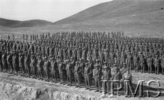 Kwiecień-maj 1942, Dżałał-Abad, Kirgistan, ZSRR.
Zwarte szeregi piechoty.
Fot. inż. Ostrowski, Instytut Polski im. Gen. Sikorskiego w Londynie [album negatywowy A-I ROSJA] - płachta 33
