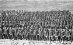 Kwiecień-maj 1942, Dżałał-Abad, Kirgistan, ZSRR.
Zwarte szeregi piechoty.
Fot. inż. Ostrowski, Instytut Polski im. Gen. Sikorskiego w Londynie [album negatywowy A-I ROSJA] - płachta 33
