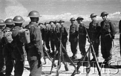 Kwiecień-maj 1942, Dżałał-Abad, Kirgistan, ZSRR.
Żołnierze piechoty stojący obok karabinów ustawionych w kozły.
Fot. inż. Ostrowski, Instytut Polski im. Gen. Sikorskiego w Londynie [album negatywowy A-I ROSJA] - płachta 33
