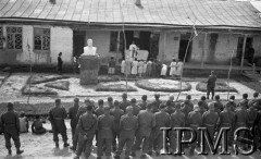 Maj 1942, Dżałał-Abad, Kirgistan, ZSRR.
Nabożeństwo - pod dachem werandy ołtarz, w ogródku przed domem stoi popiersie Stalina. Na pierwszym planie żołnierze stojący w dwuszeregu.
Fot. inż. Ostrowski, Instytut Polski im. Gen. Sikorskiego w Londynie [album negatywowy A-I ROSJA] - płachta 35