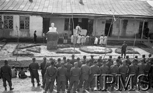 Maj 1942, Dżałał-Abad, Kirgistan, ZSRR.
Nabożeństwo - pod dachem werandy ołtarz, w ogródku przed domem stoi popiersie Stalina. Na pierwszym planie żołnierze stojący w dwuszeregu.
Fot. inż. Ostrowski, Instytut Polski im. Gen. Sikorskiego w Londynie [album negatywowy A-I ROSJA] - płachta 35