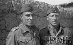 Maj 1942, Dżałał-Abad, Kirgistan, ZSRR.
Major Aleksandrowicz i kpt. NN.
Fot. inż. Ostrowski, Instytut Polski im. Gen. Sikorskiego w Londynie [album negatywowy A-I ROSJA] - płachta 35