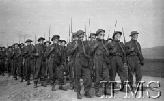 Maj 1942, Dżałał-Abad, Kirgistan, ZSRR.
Oddział piechoty w maskach przeciwgazowych udaje się na ćwiczenia.
Fot. inż. Ostrowski, Instytut Polski im. Gen. Sikorskiego w Londynie [album negatywowy A-I ROSJA] - płachta 35
