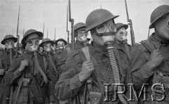 Maj 1942, Dżałał-Abad, Kirgistan, ZSRR.
Oddział piechoty w maskach przeciwgazowych udaje się na ćwiczenia.
Fot. inż. Ostrowski, Instytut Polski im. Gen. Sikorskiego w Londynie [album negatywowy A-I ROSJA] - płachta 35