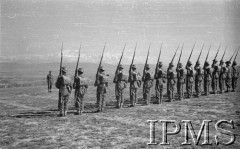 Maj 1942, Dżałał-Abad, Kirgistan, ZSRR.
Szereg żołnierzy piechoty z bronią w ręku.
Fot. inż. Ostrowski, Instytut Polski im. Gen. Sikorskiego w Londynie [album negatywowy A-I ROSJA] - płachta 36
