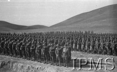Maj 1942, Dżałał-Abad, Kirgistan, ZSRR.
Zwarte szeregi piechoty.
Fot. inż. Ostrowski, Instytut Polski im. Gen. Sikorskiego w Londynie [album negatywowy A-I ROSJA] - płachta 36
