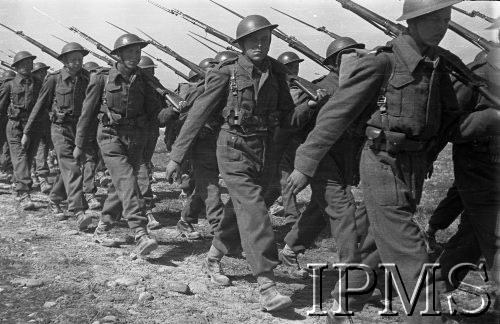 Maj 1942, Dżałał-Abad, Kirgistan, ZSRR.
Oddział piechoty w marszu.
Fot. inż. Ostrowski, Instytut Polski im. Gen. Sikorskiego w Londynie [album negatywowy A-I ROSJA] - płachta 38
