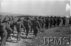 Maj 1942, Dżałał-Abad, Kirgistan, ZSRR.
Oddział piechoty w marszu.
Fot. inż. Ostrowski, Instytut Polski im. Gen. Sikorskiego w Londynie [album negatywowy A-I ROSJA] - płachta 38
