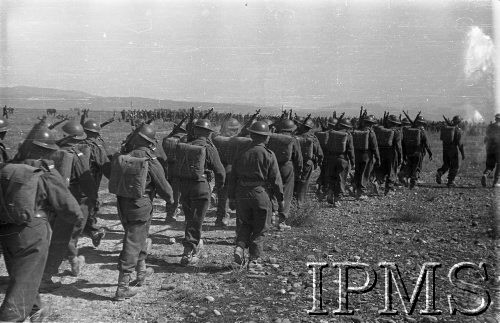 Maj 1942, Dżałał-Abad, Kirgistan, ZSRR.
Oddział piechoty w marszu.
Fot. inż. Ostrowski, Instytut Polski im. Gen. Sikorskiego w Londynie [album negatywowy A-I ROSJA] - płachta 38
