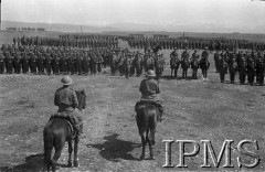 Maj 1942, Dżałał-Abad, Kirgistan, ZSRR.
Przegląd oddziałów piechoty.
Fot. inż. Ostrowski, Instytut Polski im. Gen. Sikorskiego w Londynie [album negatywowy A-I ROSJA] - płachta 38
