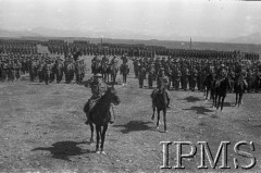 Maj 1942, Dżałał-Abad, Kirgistan, ZSRR.
Przegląd oddziałów piechoty.
Fot. inż. Ostrowski, Instytut Polski im. Gen. Sikorskiego w Londynie [album negatywowy A-I ROSJA] - płachta 38
