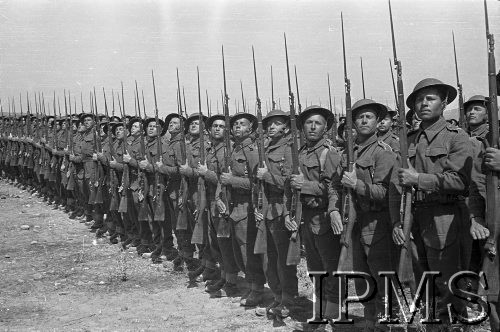 Maj 1942, Dżałał-Abad, Kirgistan, ZSRR.
Żołnierze piechoty uzbrojeni w karabiny z bagnetami.
Fot. inż. Ostrowski, Instytut Polski im. Gen. Sikorskiego w Londynie [album negatywowy A-I ROSJA] - płachta 38