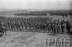 Maj 1942, Dżałał-Abad, Kirgistan, ZSRR.
Oddziały piechoty w zwartym szyku.
Fot. inż. Ostrowski, Instytut Polski im. Gen. Sikorskiego w Londynie [album negatywowy A-I ROSJA] - płachta 38
