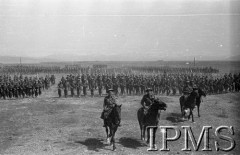 Maj 1942, Dżałał-Abad, Kirgistan, ZSRR.
Oddziały piechoty w zwartym szyku, na pierwszym planie żołnierze na koniach.
Fot. inż. Ostrowski, Instytut Polski im. Gen. Sikorskiego w Londynie [album negatywowy A-I ROSJA] - płachta 38
