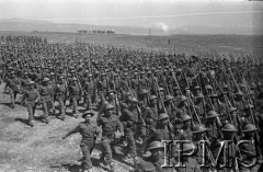 Maj 1942, Dżałał-Abad, Kirgistan, ZSRR.
Maszerujące szeregi piechoty.
Fot. inż. Ostrowski, Instytut Polski im. Gen. Sikorskiego w Londynie [album negatywowy A-I ROSJA] - płachta 38
