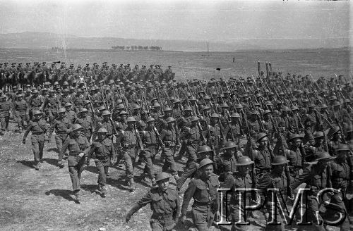 Maj 1942, Dżałał-Abad, Kirgistan, ZSRR.
Maszerujące szeregi piechoty.
Fot. inż. Ostrowski, Instytut Polski im. Gen. Sikorskiego w Londynie [album negatywowy A-I ROSJA] - płachta 38
