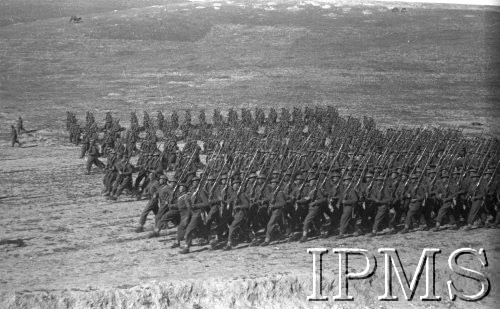Maj 1942, Dżałał-Abad, Kirgistan, ZSRR.
Oddział piechoty ćwiczący krok defiladowy.
Fot. inż. Ostrowski, Instytut Polski im. Gen. Sikorskiego w Londynie [album negatywowy A-I ROSJA] - płachta 42