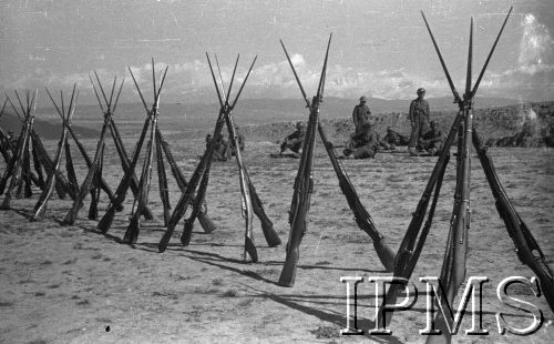 Maj 1942, Dżałał-Abad, Kirgistan, ZSRR.
Karabiny ustawione w kozły, w tle żołnierze piechoty.
Fot. inż. Ostrowski, Instytut Polski im. Gen. Sikorskiego w Londynie [album negatywowy A-I ROSJA] - płachta 42

