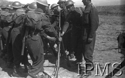 Maj 1942, Dżałał-Abad, Kirgistan, ZSRR.
Żołnierze biorący karabiny.
Fot. inż. Ostrowski, Instytut Polski im. Gen. Sikorskiego w Londynie [album negatywowy A-I ROSJA] - płachta 42
